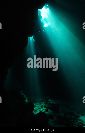 Strahlen von Licht Stream in einer Unterwasserhöhle, Rotes Meer Stockfoto