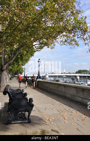 Albert Bridge und Embankment, Chelsea, Royal Borough of Kensington und Chelsea, Greater London, England, Vereinigtes Königreich Stockfoto