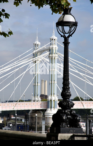Albert Bridge und Lampe aus Embankment, Chelsea, Royal Borough of Kensington und Chelsea, Greater London, England, Vereinigtes Königreich Stockfoto