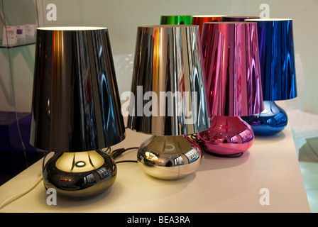 Chrom-Lampenschirme in einem zeitgenössischen Design Shop in Florenz Italien Stockfoto