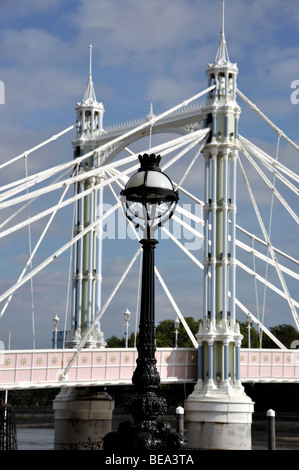 Albert Bridge und Lampe von Damm, Chelsea, Royal Borough of Kensington und Chelsea, Greater London, England, United Kingdo Stockfoto