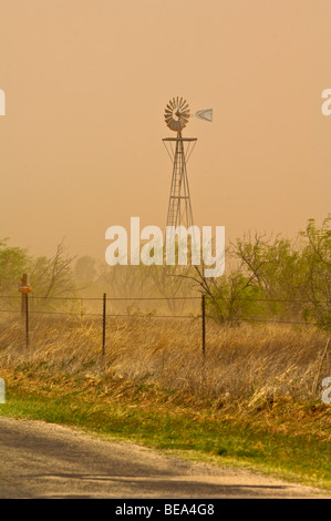 Westtexas Staubsturm bläst Sand über eine Landstraße. Stockfoto