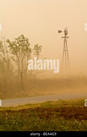 Westtexas Staubsturm bläst Sand über eine Landstraße. Stockfoto