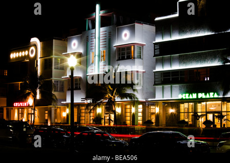 Das Mc Alpin Hotel, The Crescent Hotel und das Ocean Plaza Hotel beleuchtet in Neon nachts. South Beach Art Deco District Miami Fl Stockfoto