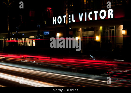 Das Hotel Victor beleuchtet nachts in Neon. South Beach Art Deco District Miami Florida USA Stockfoto