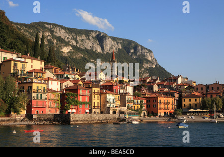 Blick auf den Hafen von Varenna aus einer Fähre am Comer see, Italien, Europa Stockfoto