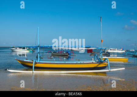 bunte traditionelle Fischerboote am Strand in Bali Indonesien Stockfoto