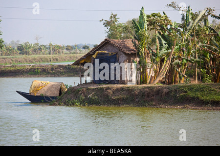 Haus und Boot in der Nähe von Malda in Bengalen Staat Indien Stockfoto