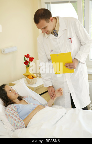Arzt im Gespräch mit Patienten im Beschwerdebild Zimmer. Stockfoto