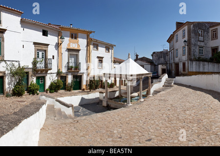 Fonte da Vila (Stadtbrunnen) in das jüdische Viertel von Castelo de Vide, Portalegre District, Portugal. Brunnen aus dem 16. Jahrhundert. Stockfoto