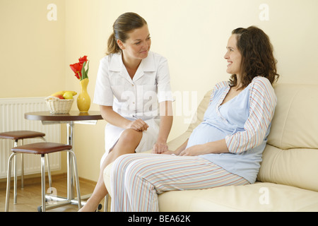 Krankenschwester im Gespräch mit Patienten in Beschwerdebild Raum. Stockfoto