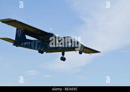 dh Britten Norman Islander BN2 NORTH RONALDSAY ORKNEY ISLES Loganair Turboprop Flugzeug zwischen Insel im Flug kleine Flugzeuge Propellor fliegen Ebene