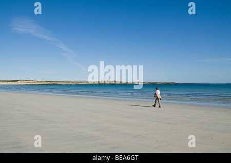 dh Frau Tourist NORDEN RONALDSAY ORKNEY Sandstrand Orkney ruhig Sommerinseln Meer Menschen Strände Sand weißen Sand Bucht allein schottland, vereinigtes Königreich Stockfoto