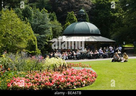 dh Valley Magnesia Well HARROGATE NORTH YORKSHIRE Al Fresco Cafe park Blumen Outdoor uk blüht Garten Teestube Menschen im Freien Gärten Stockfoto