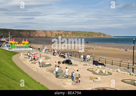 dh Filey Strandpromenade FILEY NORTH YORKSHIRE Urlauber spielen verrückte Golf Ferienort Sommerküste uk Küste Stockfoto