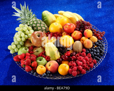 SCHÜSSEL MIT GEMISCHTEN FRÜCHTEN Stockfoto
