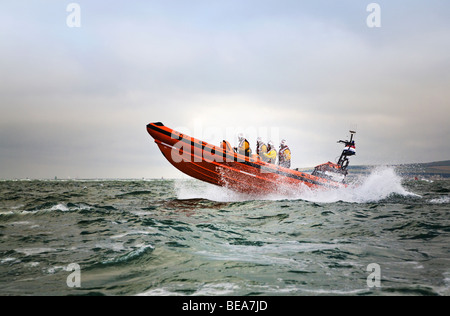 RNLI-Rettungsboot und Crew in Action abseits die Küste von Dorset. VEREINIGTES KÖNIGREICH. Stockfoto