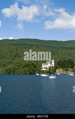 dh Lochside Anchorage KENMORE PERTHSHIRE Kenmore Kirche und Yacht Boote malerische schottische Lochs kirk loch Tay schottland Stockfoto