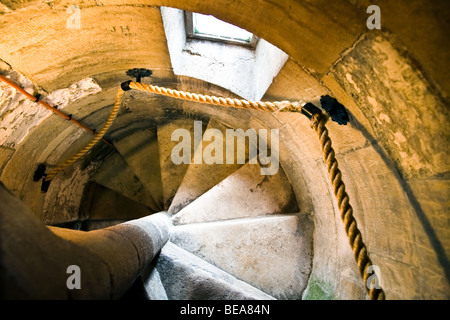 DIE SEHR SCHMALE WENDELTREPPE AUF DER TURMSPITZE INNEN ST. JAMES KIRCHE IN LOUTH, DIE HISTORISCHE HAUPTSTADT DER LINCOLNSHIRE WOLDS Stockfoto