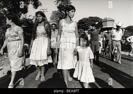 EL TRIEMTO, EL-SALVADOR März 1982 Mitglieder der Familie trauern um den Tod eines Mitglieds der Guardia civil, getötet in einem Austausch mit der Guerilla.  Foto: Mike Goldwater Stockfoto