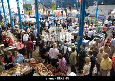 Gesamtansicht der Markthalle während das Abergavenny Food Festival, Monmouthshire Süd wales UK Stockfoto