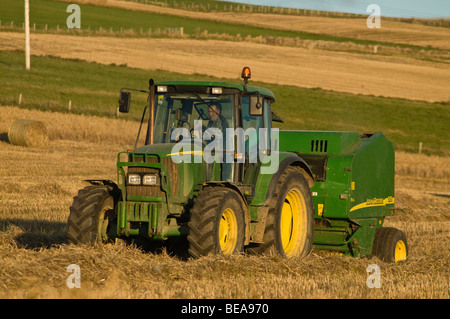 dh John Deere Traktor Ballenpresse ERNTE UK Ballenfeld Ernte Heuballen schottland Landwirtschaft Heuernte Stockfoto