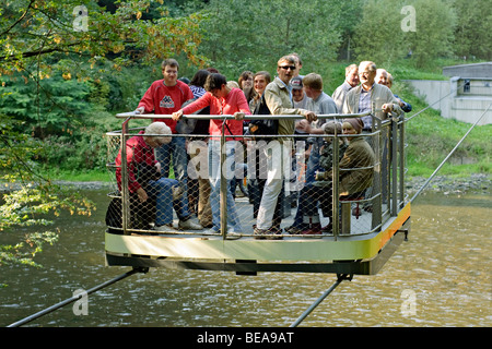 Passagiere auf der "Überkopf Fähre" im Müngstener Viadukt Park, Solingen, Nordrhein-Westfalen, Deutschland. Stockfoto