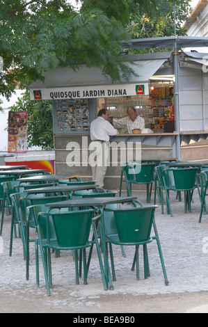 ein Café auf der quadratischen Jardim Diana vor dem römischen Tempel Evora Alentejo Portugal Stockfoto