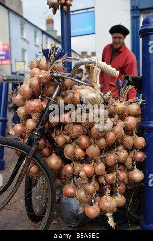 Bretonische Zwiebel Verkäufer mit seinem Motorrad die Abergavenny Food Festival, Monmouthshire Süd wales UK. Stockfoto