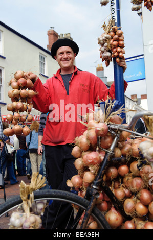 Traditionelle bretonische Zwiebel Verkäufer mit seinem Motorrad die Abergavenny Food Festival, Monmouthshire Süd wales UK Stockfoto