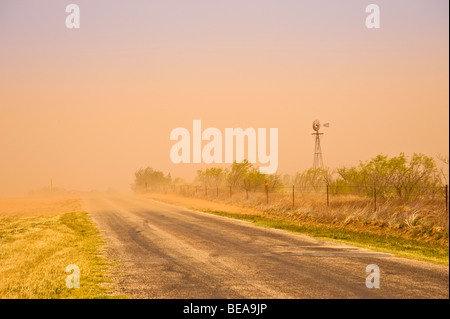 Westtexas Staubsturm bläst Sand über eine Landstraße. Stockfoto