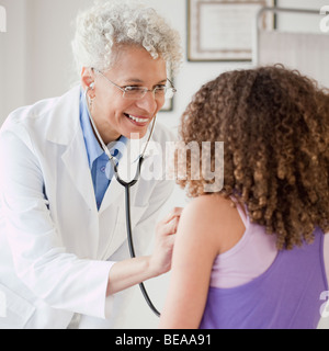 Arzt überprüft Mädchens Herz mit Stethoskop Stockfoto