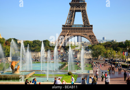Eiffelturm und Trocadero-Gärten in Paris, Frankreich Stockfoto