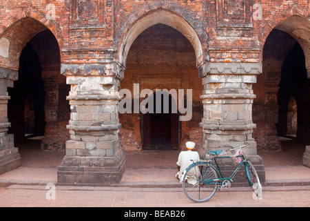 Muslimischen Mann, der betet in Qadam Rasul Moschee in Gour in Bengalen Zustand in Indien Stockfoto