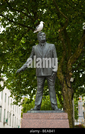 Aneurin Bevan Statue mit Möwe auf Kopf im Stadtzentrum von Cardiff South Wales UK Stockfoto