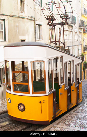 Straßenbahn Elevador da Bica Bairro Alto Lissabon portugal Stockfoto