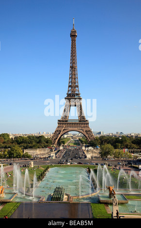 Eiffelturm und Trocadero-Gärten in Paris, Frankreich Stockfoto