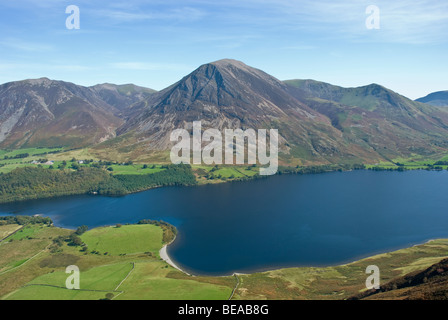 Crummock Wasser mit der Seenplatte fiel der Grasmoor jenseits Stockfoto