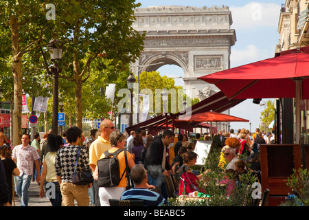 Cafés auf den Champs-Elysees in Paris Stockfoto