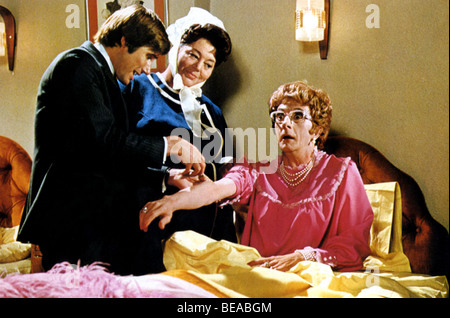 CARRY ON AGAIN DOCTOR - 1969 Rank Film mit Jim Dale und Hattie Jacques als die Oberin Stockfoto