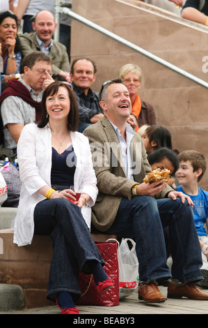 Gruppe von Menschen, die Spaß haben an der Abergavenny Food Festival, Monmouthshire South Wales UK. Stockfoto