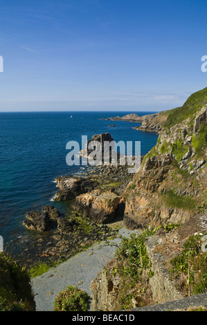 dh PORT DU MOULIN SARK ISLAND Blick auf die Felsküste und die Bucht von Window in der Felsküste Stockfoto