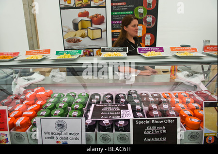 Snowdonia Cheese Company präsentieren ihre Produkte auf Stand auf der großen britischen Käse Festival Cardiff South Wales UK Stockfoto