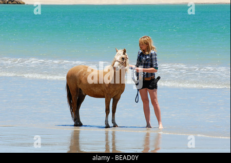 Frau zu Fuß ihr Pony auf dem Strand, Southend, South Australia Stockfoto