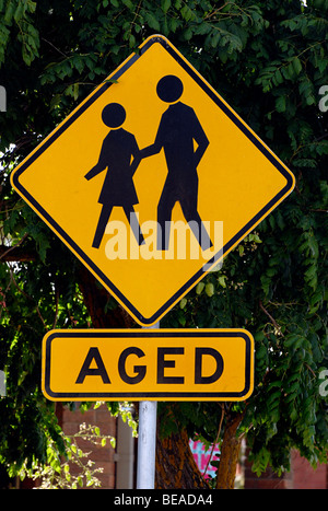 Im Alter von älteren Menschen Kreuzung roadsign Stockfoto