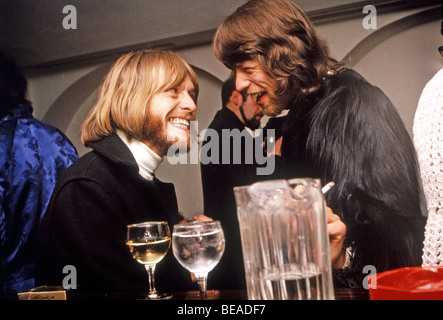 ROLLING STONES Brian Jones auf der linken Seite mit Mick Jagger bei einem London-Empfang für die Supremes im Januar 1968. Foto Tony Gale Stockfoto