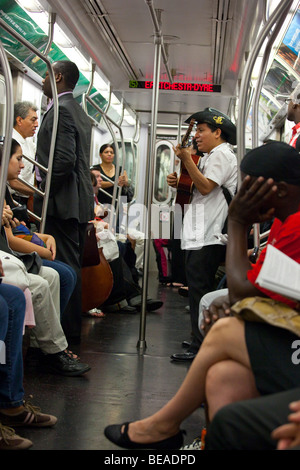 Latino Mann singt in der U-Bahn für Geld in New York City Stockfoto