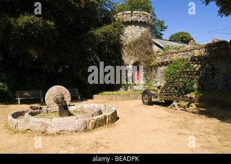 Dh Seigneurie Gärten LA SEIGNEURIE SARK INSEL Mühlstein und Garten Wand Mill Stone Stockfoto