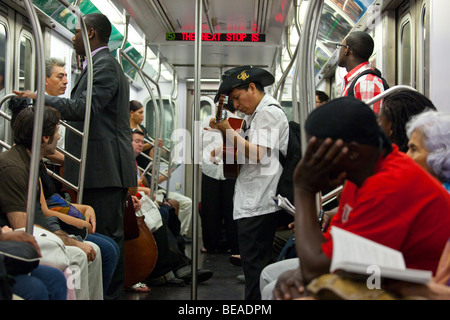 Latino Mann singt in der U-Bahn für Geld in New York City Stockfoto