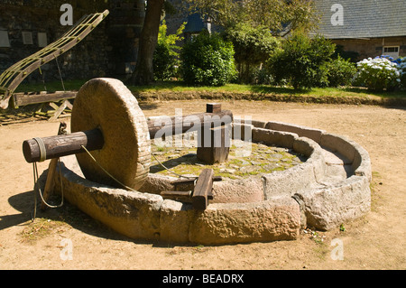 dh Seigneurie Gardens LA SEIGNEURIE SARK INSEL Mühlstein Radmühle Stein alten landwirtschaftlichen Methoden Stockfoto